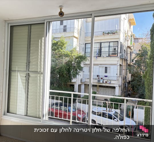 חלון אלומיניום עם תריסים ומעקה מתכת